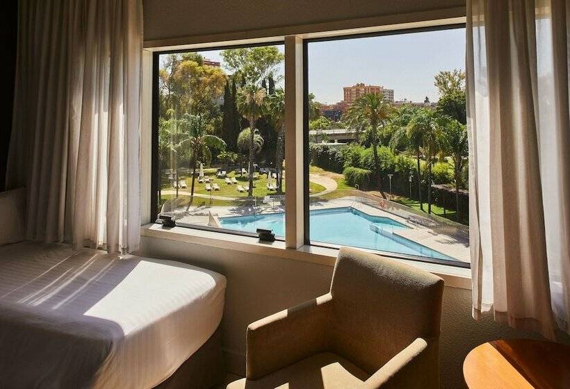 اتاق راحتی با چشم‌انداز استخر, Silken Alandalus Palace