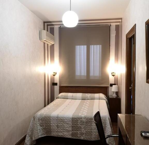 标准间, Hostal Plaza