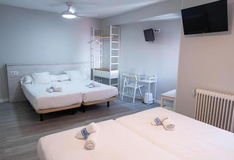 اتاق استاندارد چهار تخته, Hostal Viena