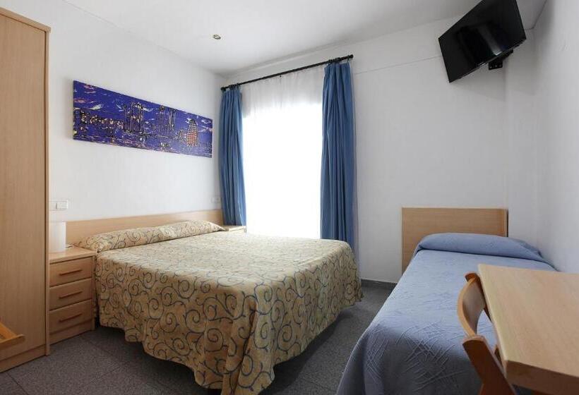 带阳台的三人标准间, Hostal L'alba
