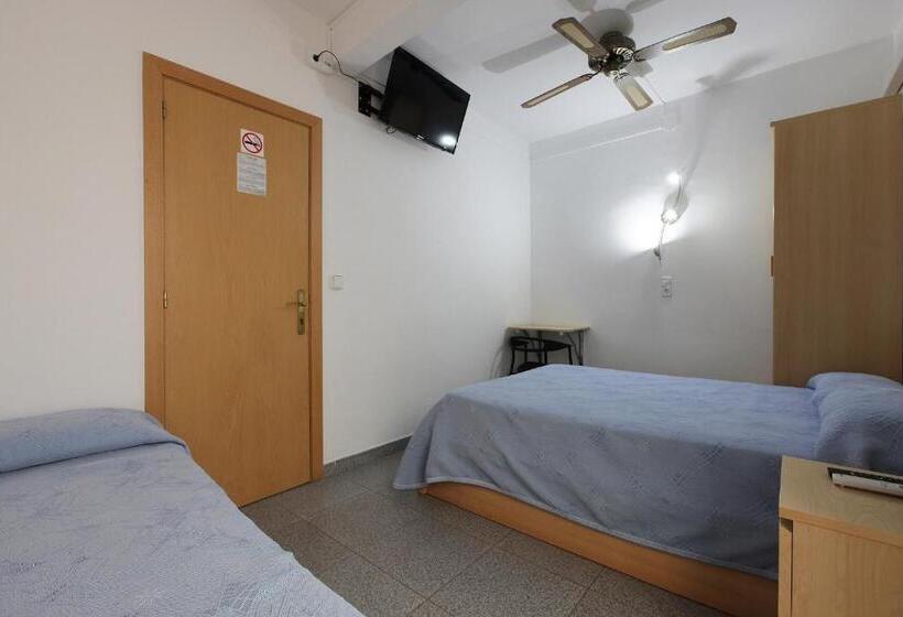 经济型三人房间, Hostal L'alba