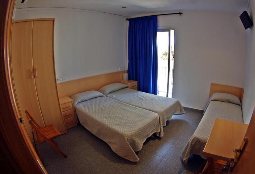带阳台的三人标准间, Hostal L'alba