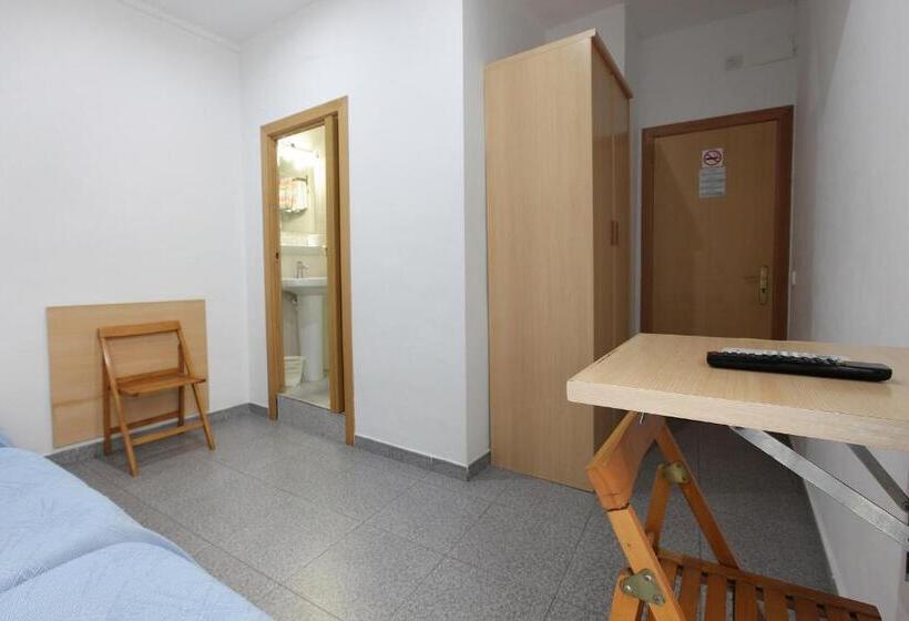 经济型三人房间, Hostal L'alba
