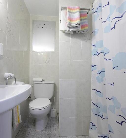经济型三人房间, Hostal L'alba