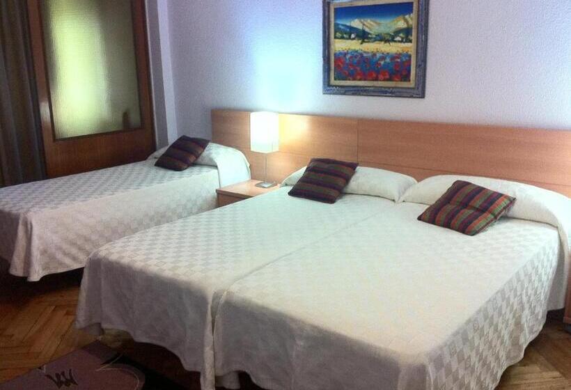 스탠다드 트리플 룸, Hostal Del Carmen