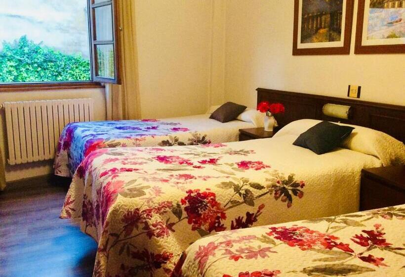 Habitación Triple Estándar Vista Jardín, La Bilbaina