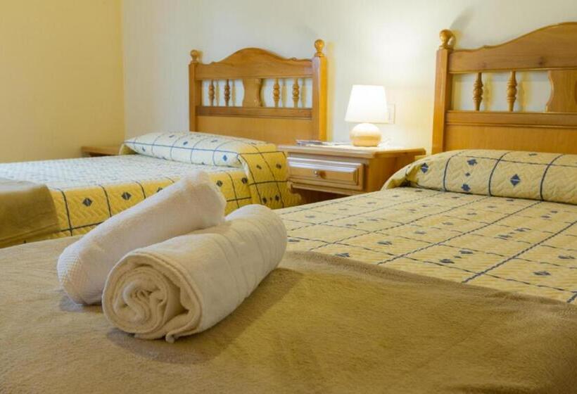 Habitación Triple Estándar, Hostal Aiguamog