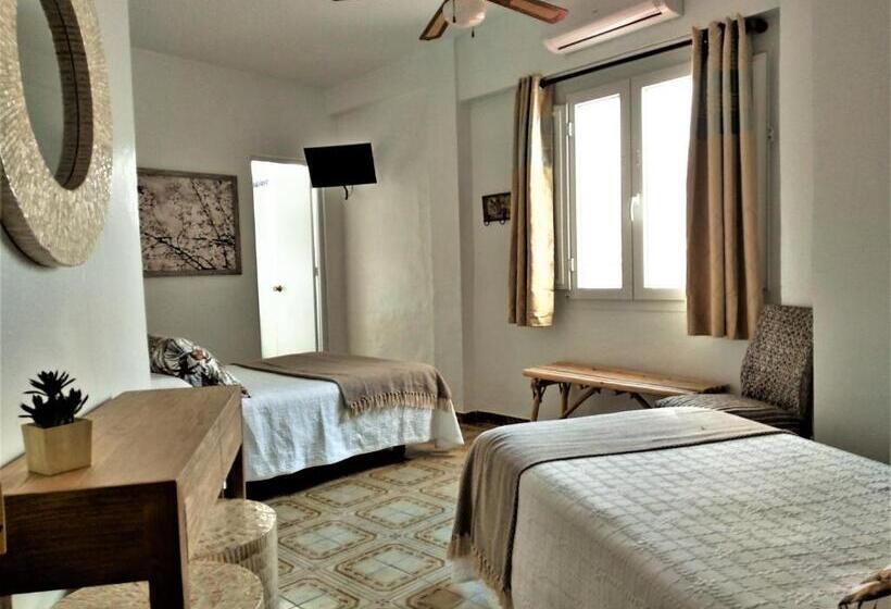 Номер Стандарт Трехместный, Hostal Enriqueta