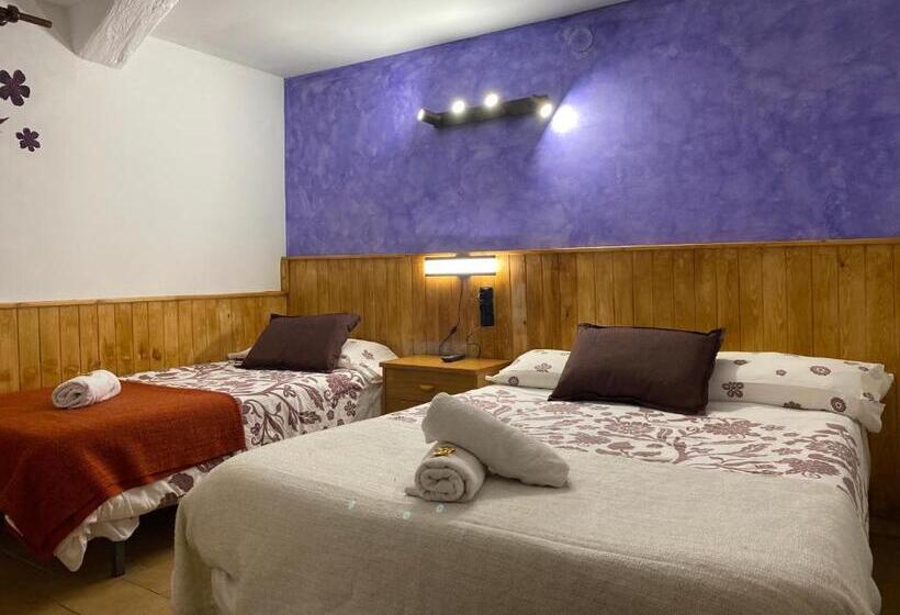 Номер Стандарт Трехместный, Hostal La Cuineta De Cal Triuet