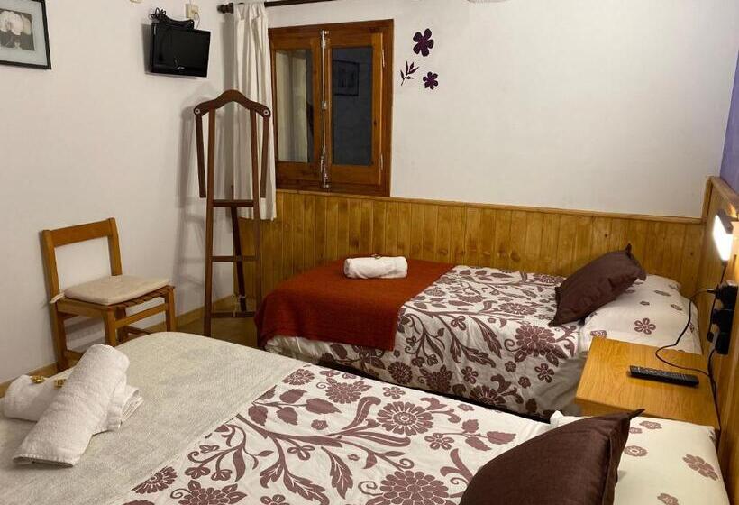 Номер Стандарт Трехместный, Hostal La Cuineta De Cal Triuet