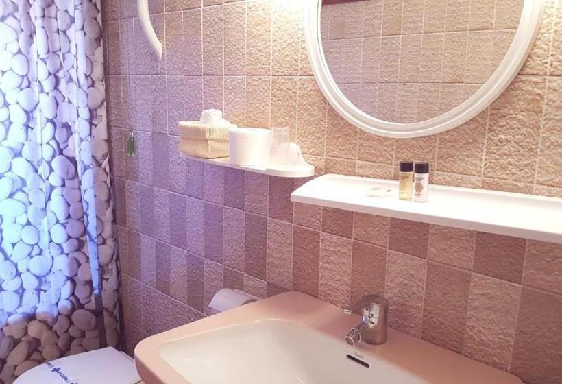 Номер Стандарт Трехместный, Hostal La Cuineta De Cal Triuet
