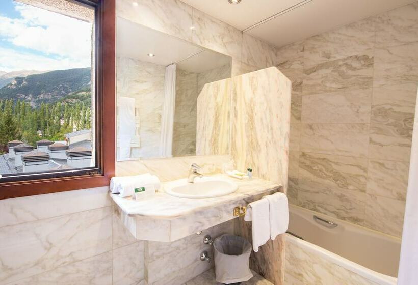 اتاق استاندارد سه نفره, Rutllan & Spa