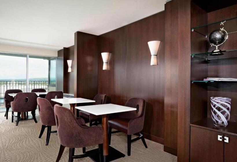 キングサイズベッドのクラブルーム, Sheraton Cavalier Calgary