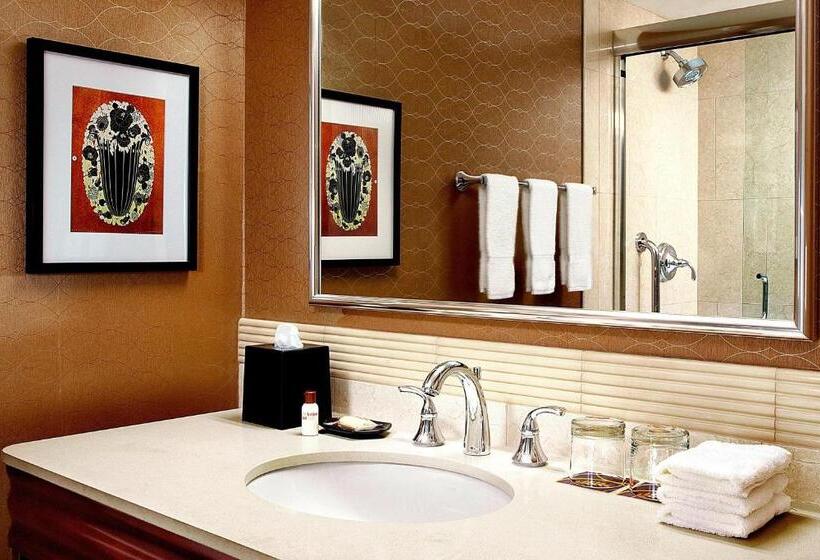 キングサイズベッドのクラブルーム, Sheraton Cavalier Calgary