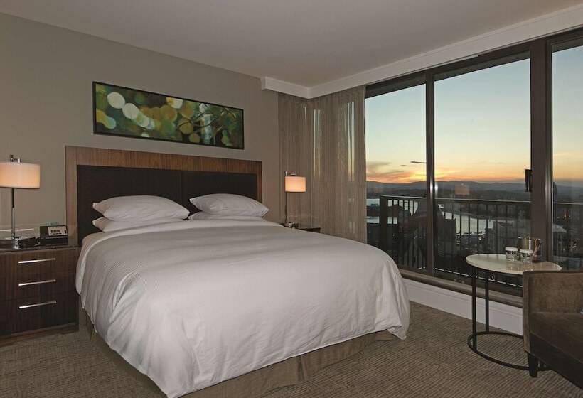 キングサイズベッドのスタンダードルーム, Doubletree By Hilton Hotel & Suites Victoria