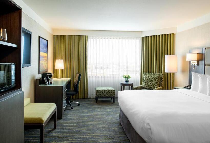 带大床的高级房间, Saskatoon Inn & Conference Centre