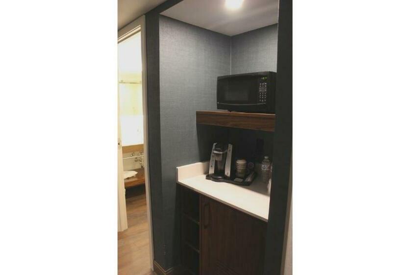 带大床的豪华间, Four Points By Sheraton Point Edward Sarnia