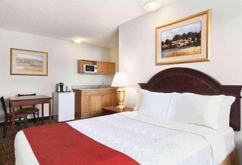 Люкс, Travelodge By Wyndham North Battleford
