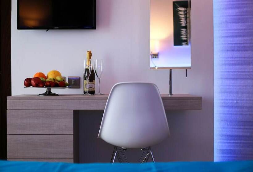 اتاق اساندارد با چشم‌انداز جانبی به دریا, Les Palmiers Beach Boutique Hotel & Luxury Apartments