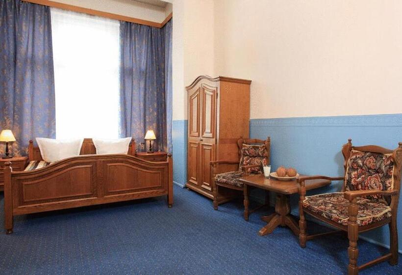 اتاق استاندارد سه نفره, Pension Cortina