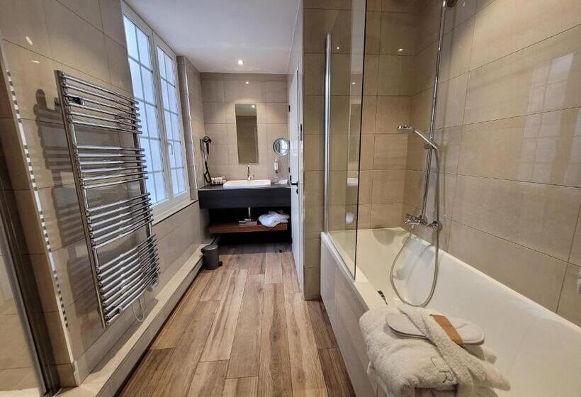 جناح جونيور, Hostellerie Du Chapeau Rouge