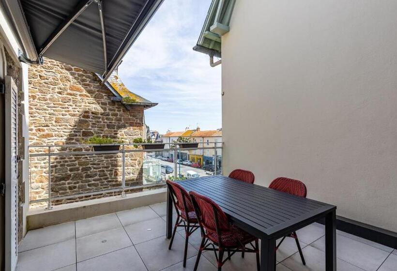 Standard Triple Room with Terrace, Kyriad Saint Malo Centre Plage