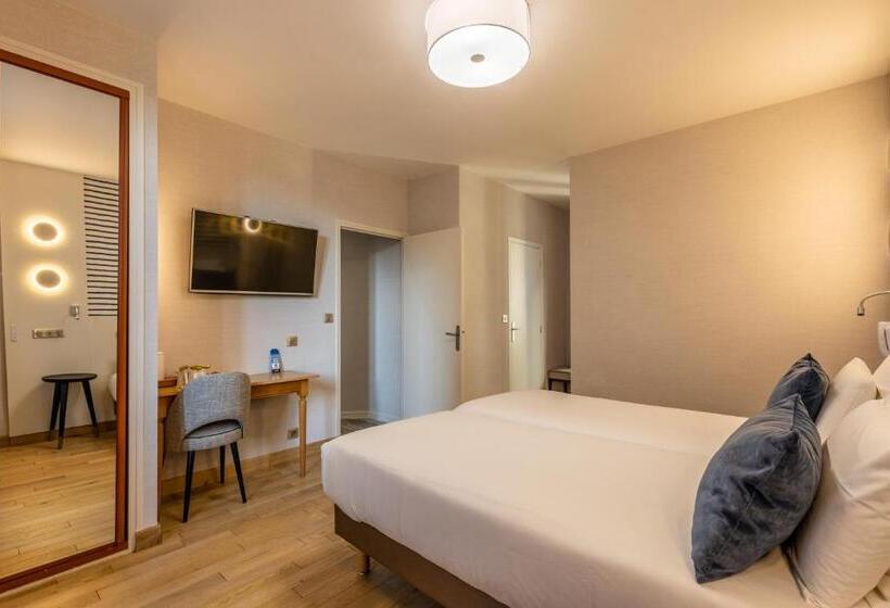 Standard Triple Room with Terrace, Kyriad Saint Malo Centre Plage