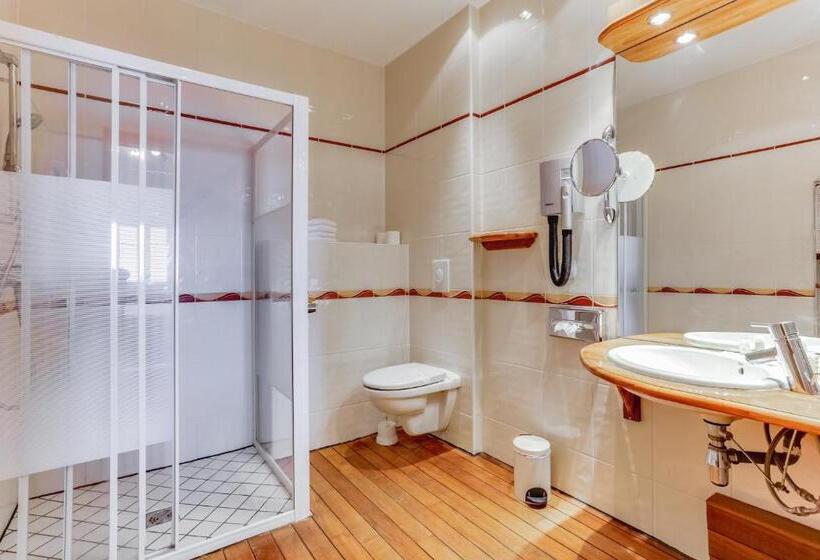 اتاق استاندارد چهار تخته با چشم‌انداز دریا, Kyriad Saint Malo Centre Plage