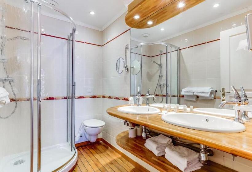 اتاق استاندارد چهار تخته با چشم‌انداز دریا, Kyriad Saint Malo Centre Plage