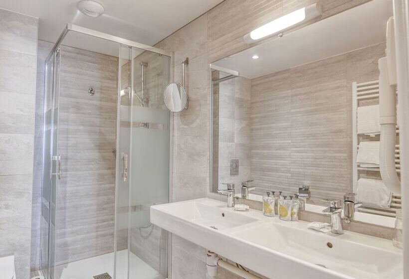 اتاق استاندارد چهار تخته با چشم‌انداز دریا, Kyriad Saint Malo Centre Plage