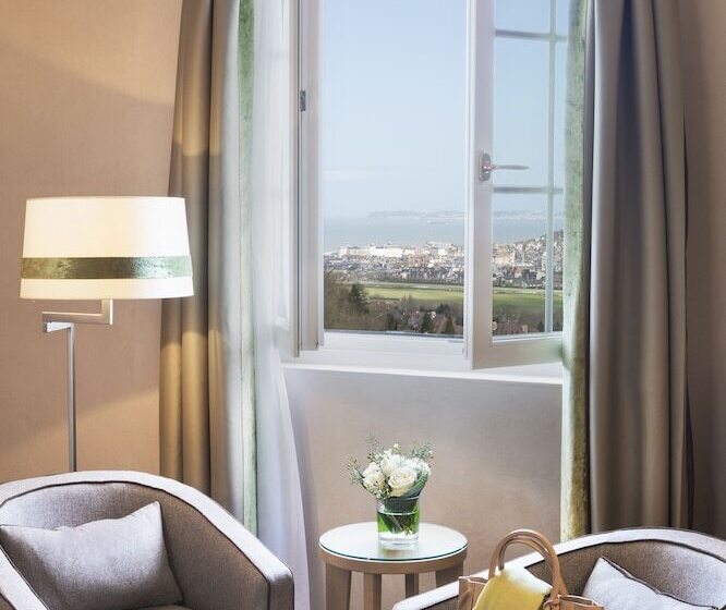 Номер Superior Вид на Море, Hôtel Barrière L Hôtel Du Golf