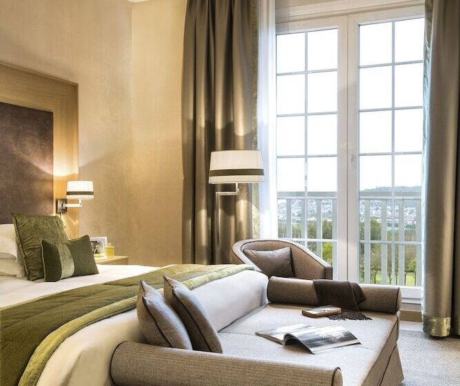 Номер Deluxe Вид на Море, Hôtel Barrière L Hôtel Du Golf