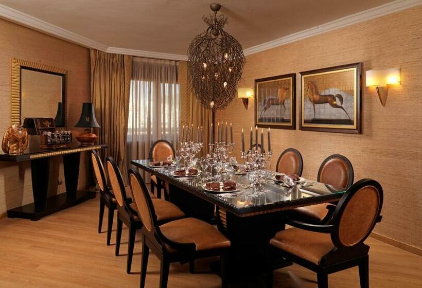Suite Prezidențial, Divani Caravel