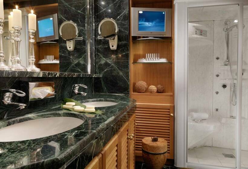 Suite Prezidențial, Divani Caravel