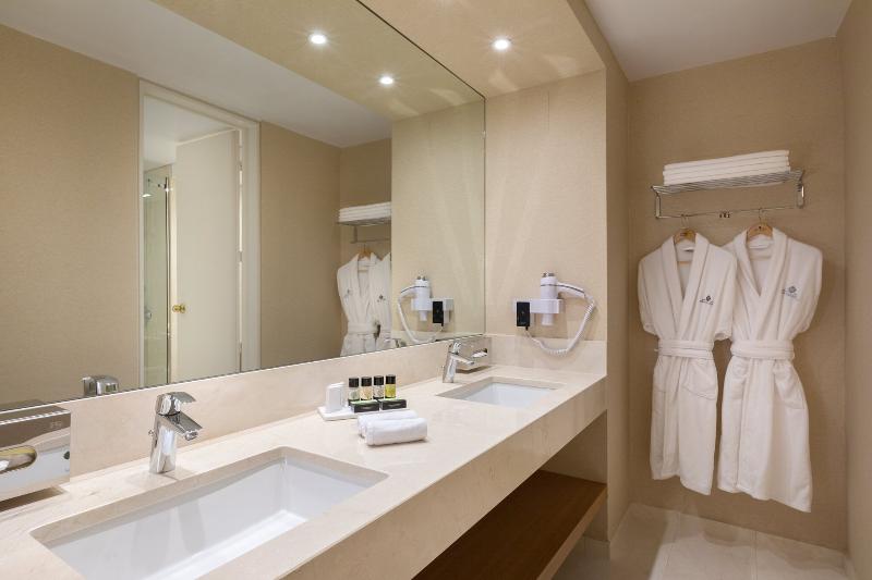 Suite cu Priveliști, Divani Caravel