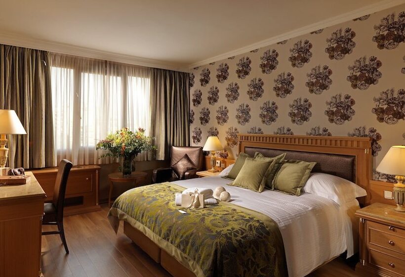 Suite cu Priveliști, Divani Caravel