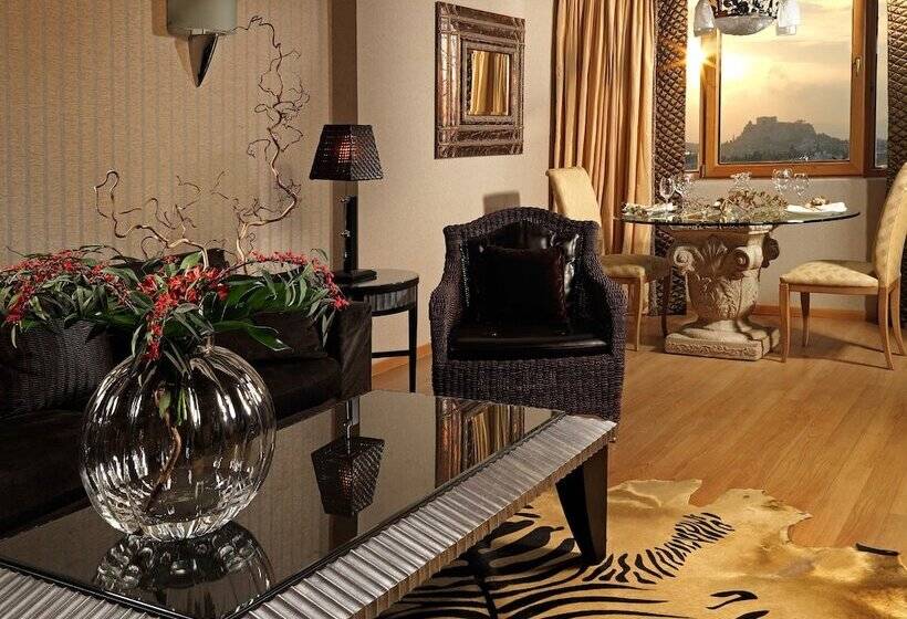 Suite cu Priveliști, Divani Caravel