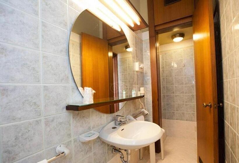 اتاق استاندارد سه نفره, Grand Hotel Elite