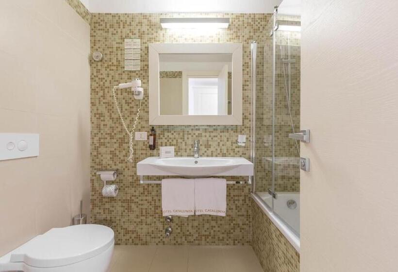 Habitación Triple Estándar, Catalunya