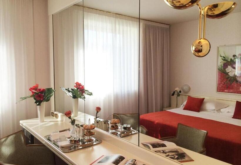 آپارتمان یک خوابه با دری مشترک که هال را جدا می کند., Starhotels Cristallo Palace