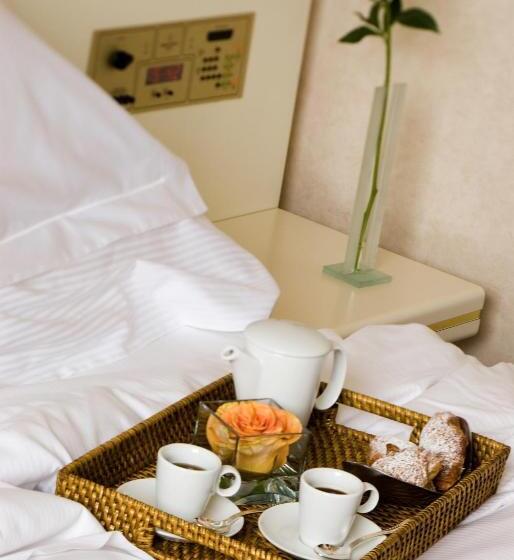 آپارتمان یک خوابه با دری مشترک که هال را جدا می کند., Starhotels Cristallo Palace