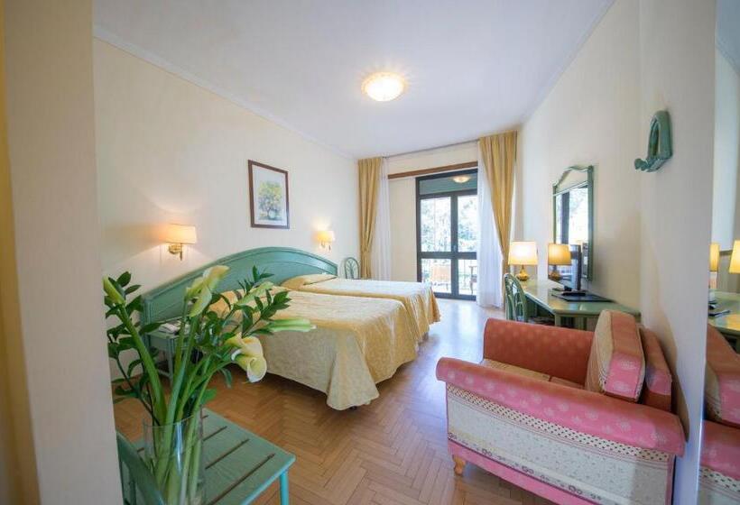 اتاق استاندارد سه نفره, Terme Milano