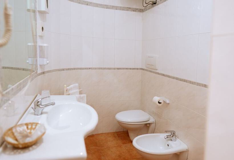 سوییت با چشم‌انداز دریا, Lola Piccolo Hotel E Appartamenti