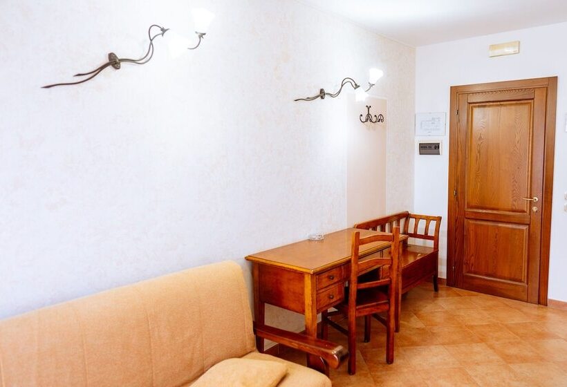 سوییت با چشم‌انداز دریا, Lola Piccolo Hotel E Appartamenti
