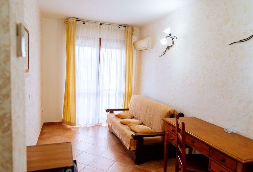 سوییت با چشم‌انداز دریا, Lola Piccolo Hotel E Appartamenti