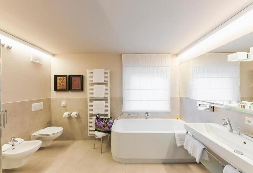Люкс Deluxe Кровать Кинг, Mignon Meran Park & Spa