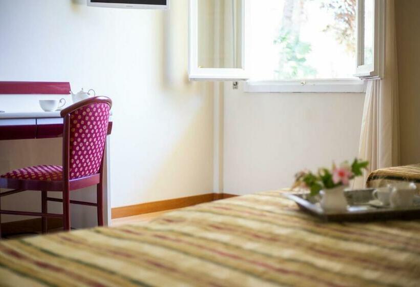 اتاق اکونومی, Fabricia