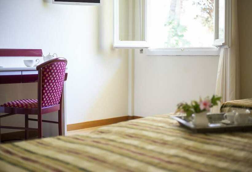 اتاق اکونومی, Fabricia
