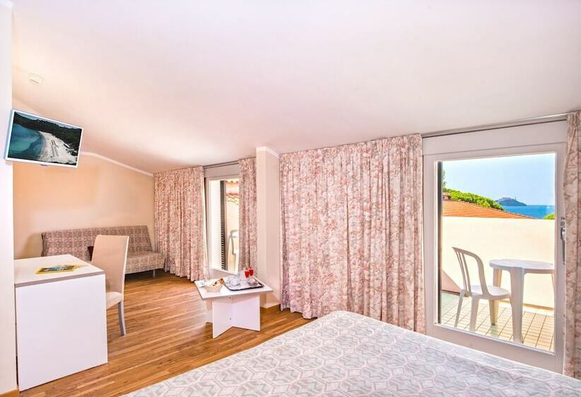 Triple Room Sea View, Fabricia
