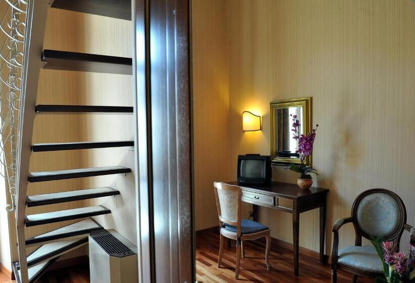 اتاق خانوادگی, Grande Albergo Quattro Stagioni